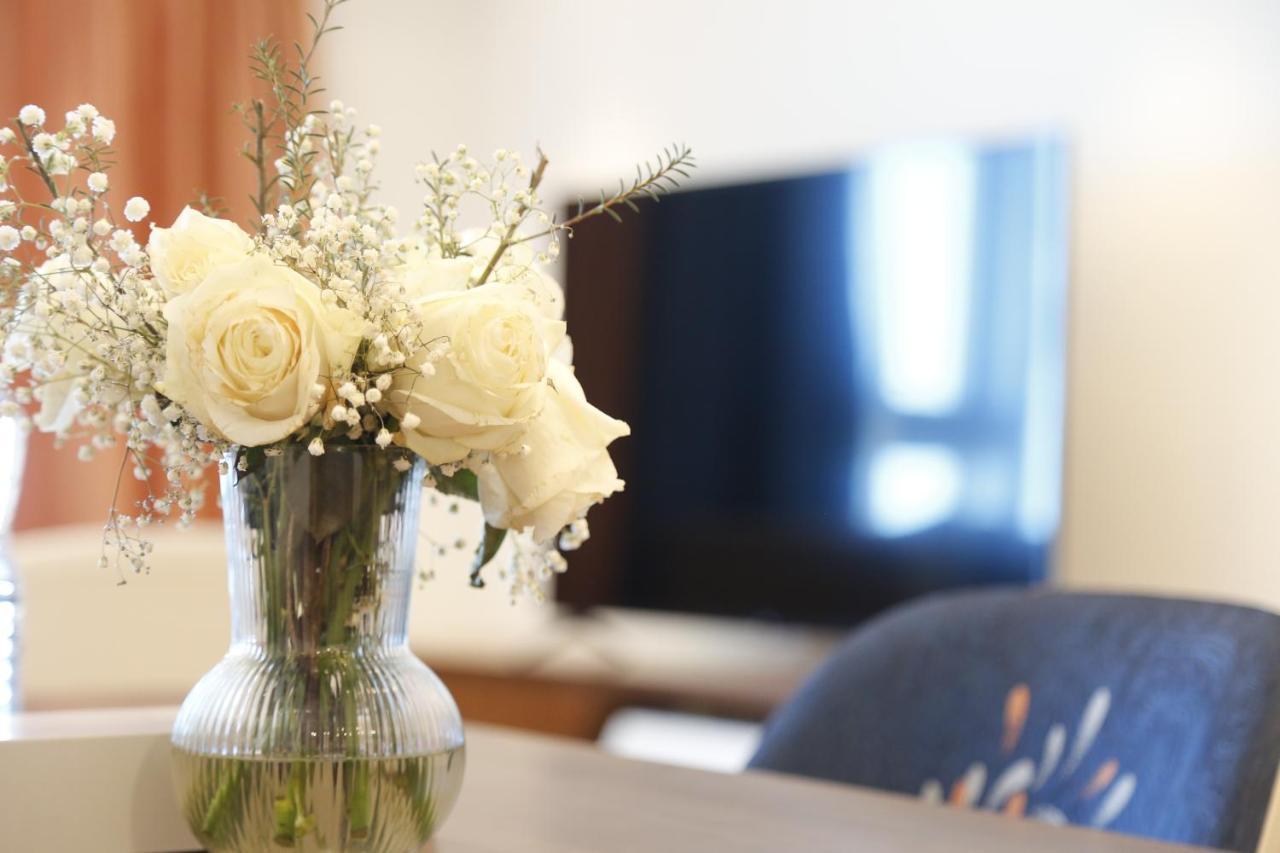 Waterfront Hotel Apartment Lusail Eksteriør bilde A vase of flowers