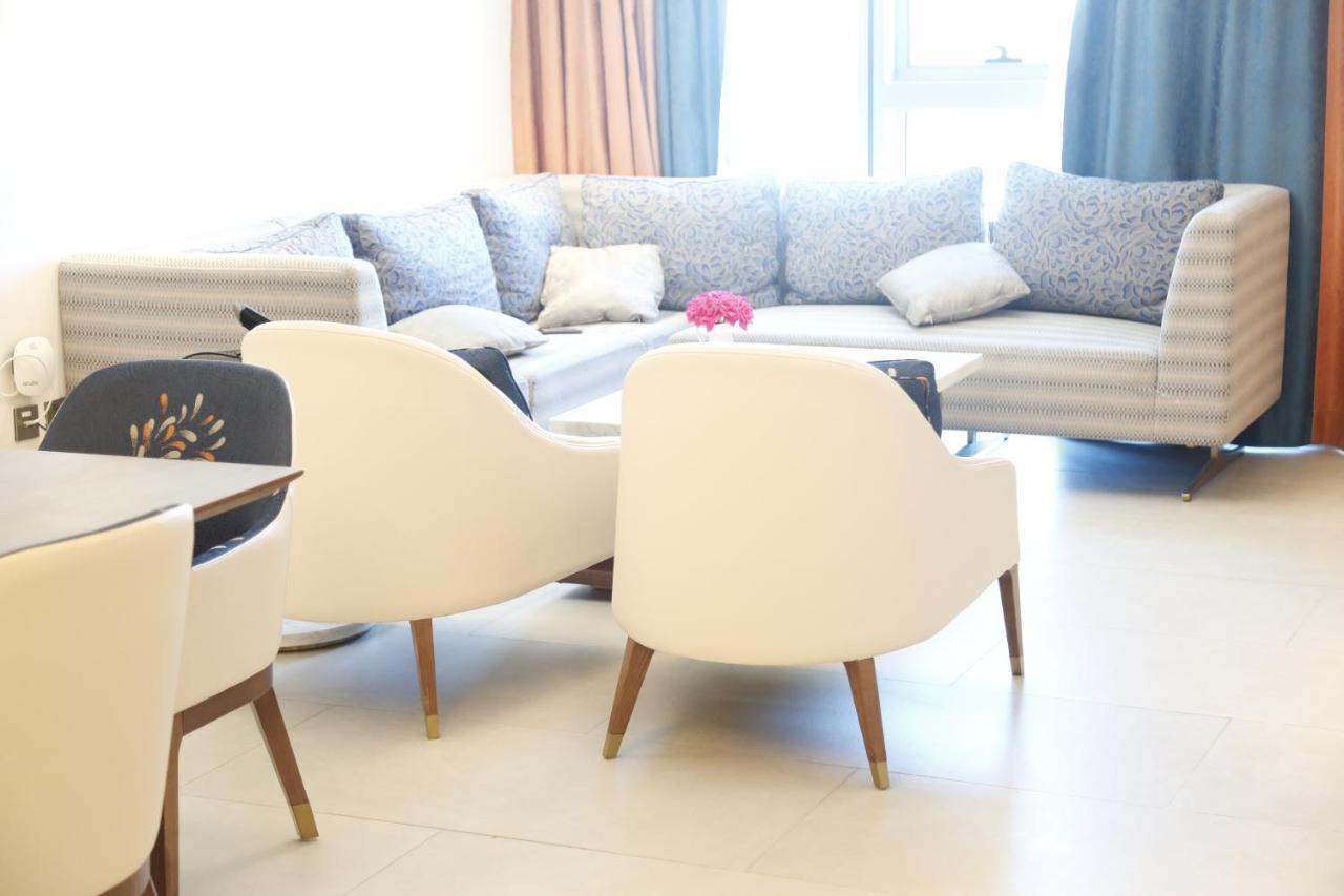 Waterfront Hotel Apartment Lusail Eksteriør bilde A living room in a modern apartment