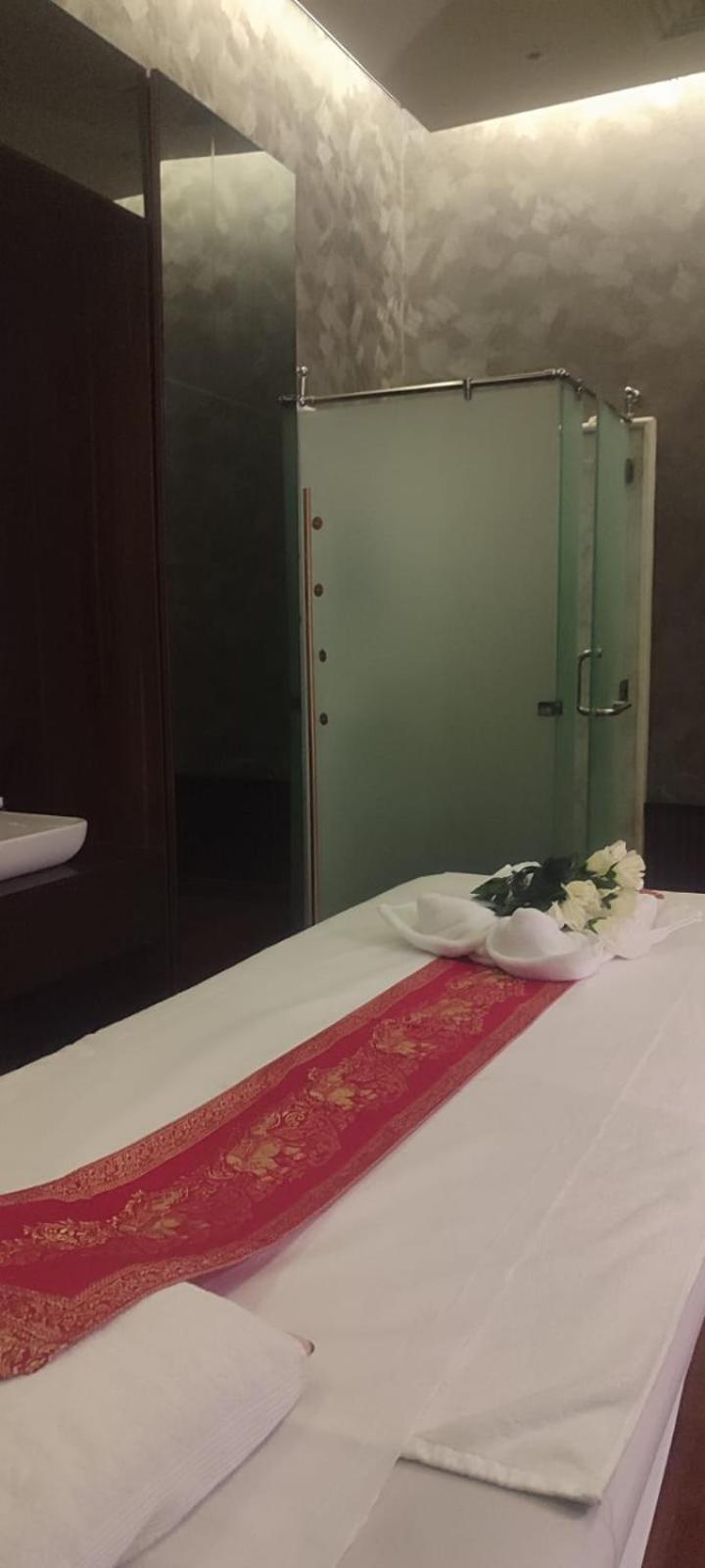 Waterfront Hotel Apartment Lusail Eksteriør bilde A shower cubicle in a Thai spa