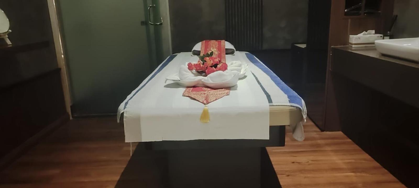 Waterfront Hotel Apartment Lusail Eksteriør bilde A massage bed